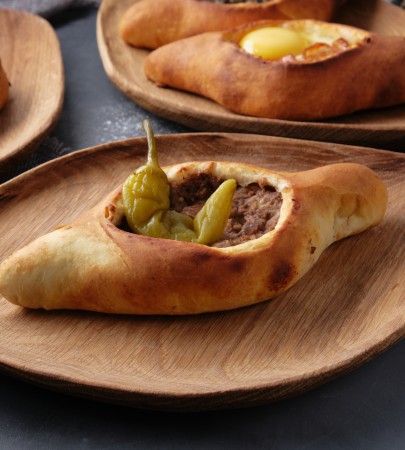 Хачапури по-аджарски с лобио