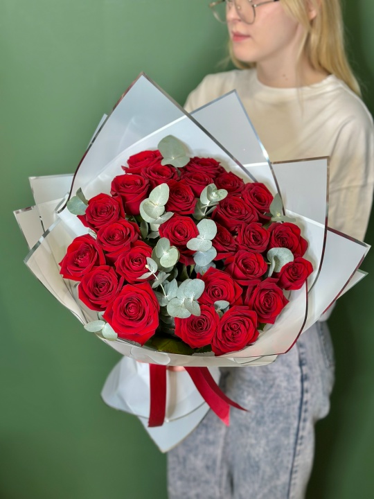 Монобукет красных роз с эвкалиптом