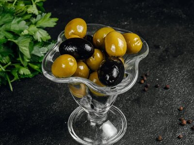 Маслины и оливки