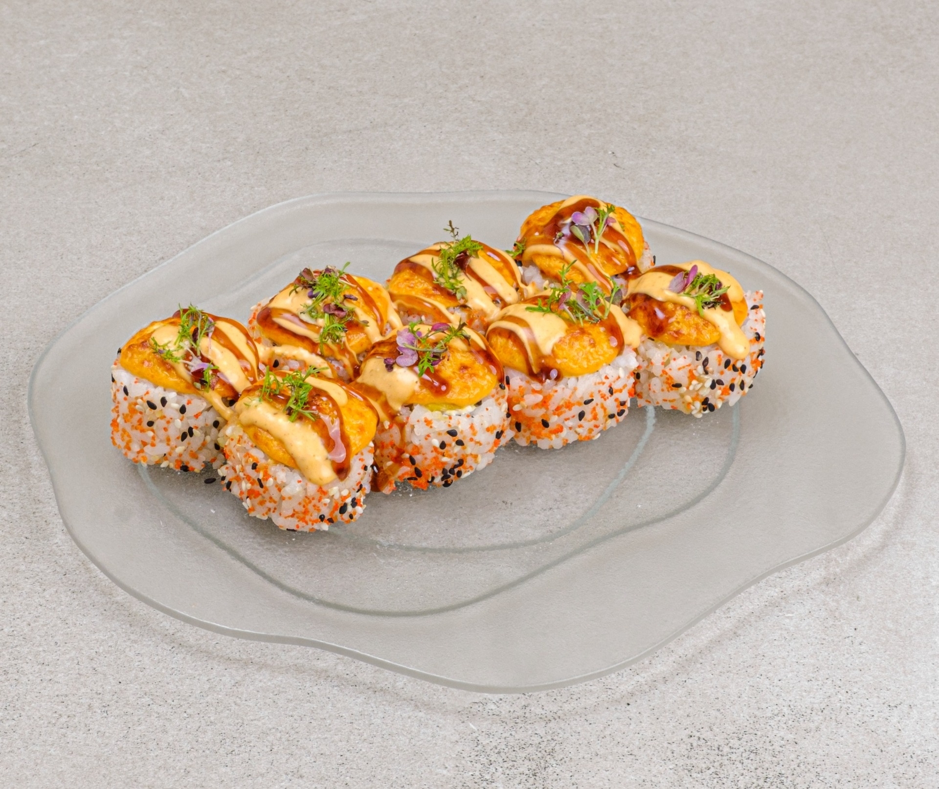 Запеченный ролл с креветкой темпура и манго