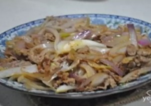 Жареная баранина с луком