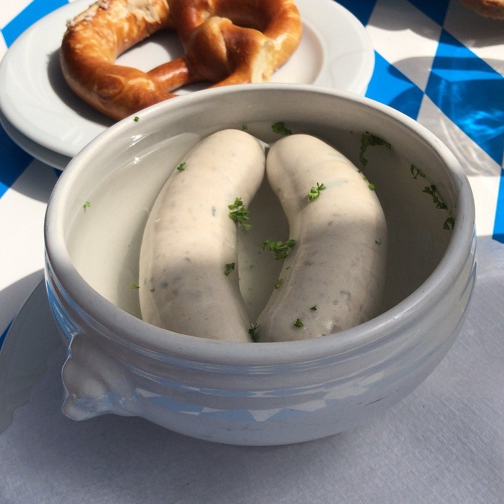 Колбаски мюнхенские с картофелем, тушенной в пиве капустой и горчицей