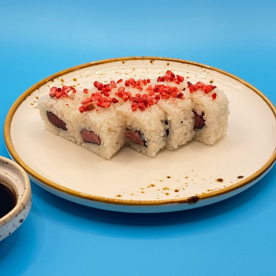 Ролл с тунцом и клубникой