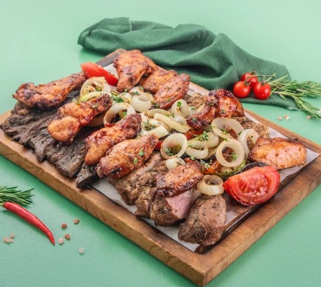 Мясное ассорти с овощами гриль