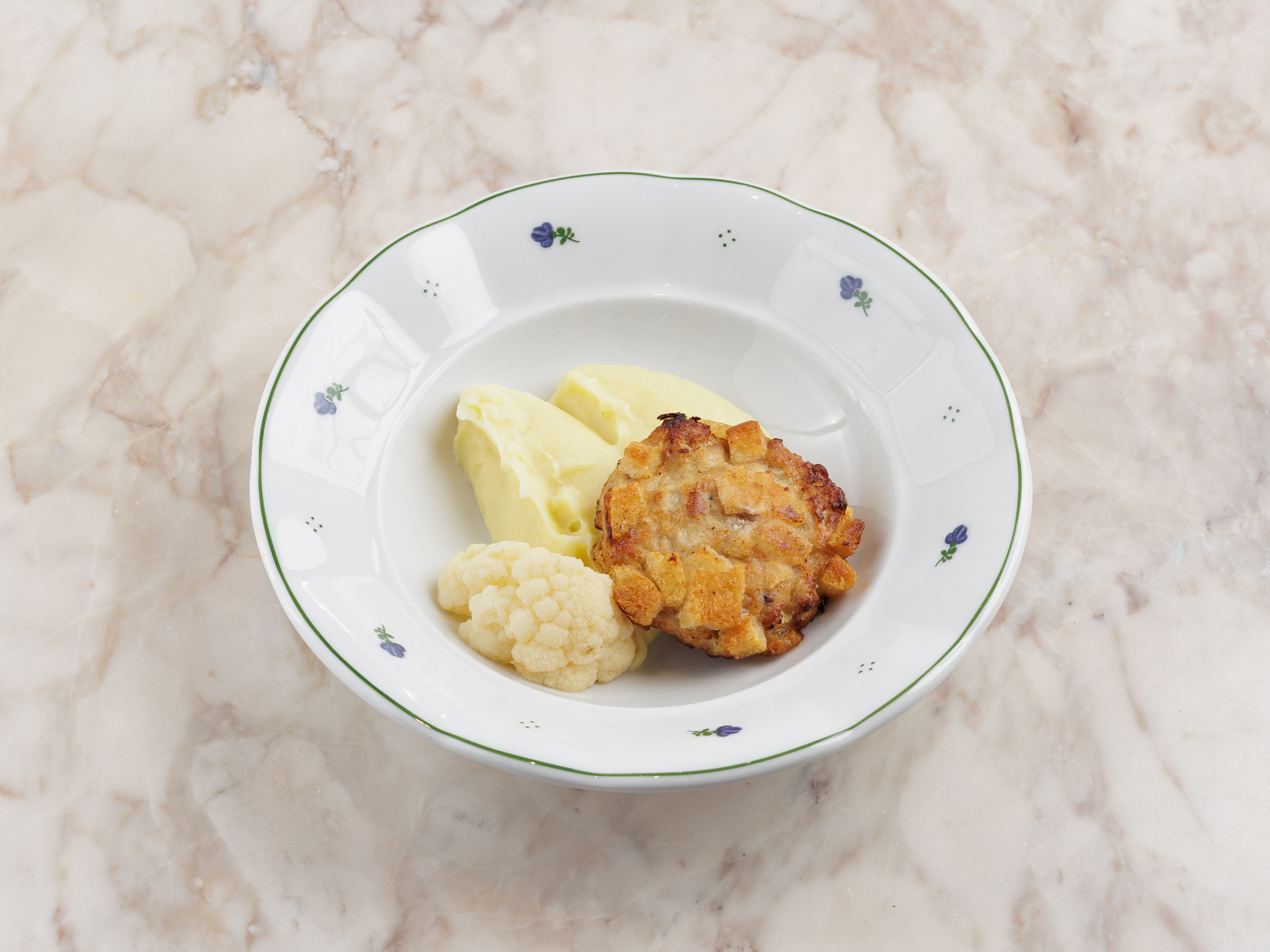 Котлетка из кролика с пюре и цветной капустой