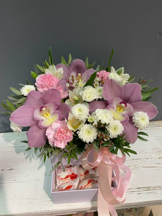 Красивая нежная композиция с конфетами