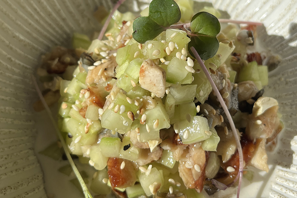 Тартар из копченого угря, огурца и Страчателлы