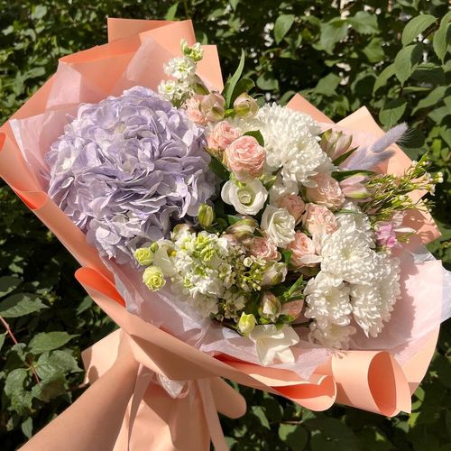 Нежный букет с кустовой розой