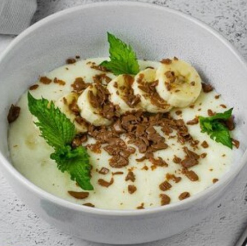 Каша манная с шоколадом и бананом