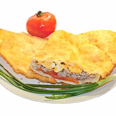 Чебурек с говяд, свин, сыром, помидор