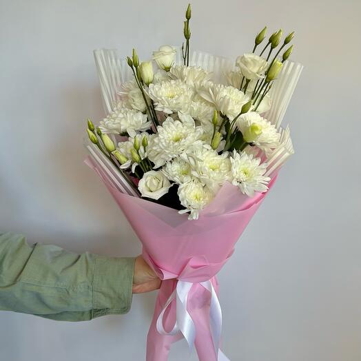 Букет из хризантем с лизиантусами