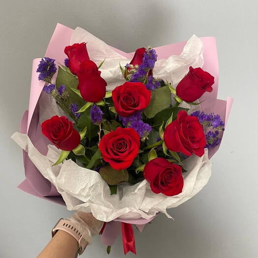 Букет из красных роз и статицы