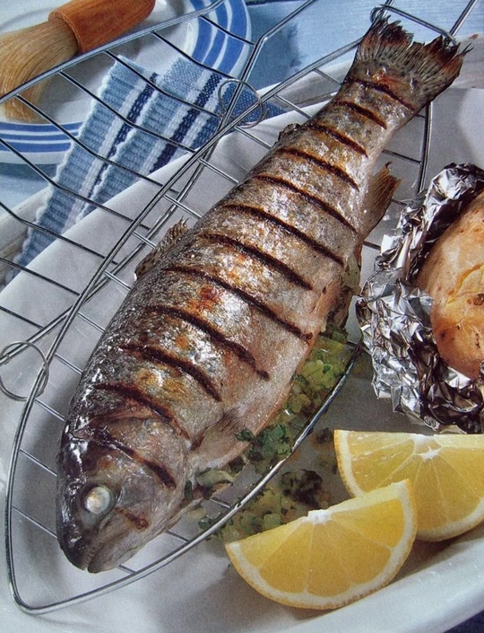 Форель на мангале целиком.