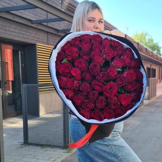 Красные розы в стильной оформлении 