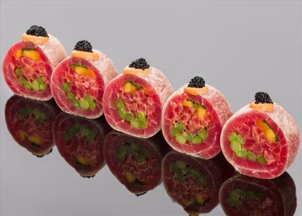 Ролл сашими из тунца Еллоуфин с манго, спаржей и ореховым соусом
