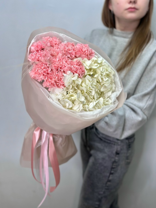 Круглый букет с розовыми диантусами,белой гортензией и стифой