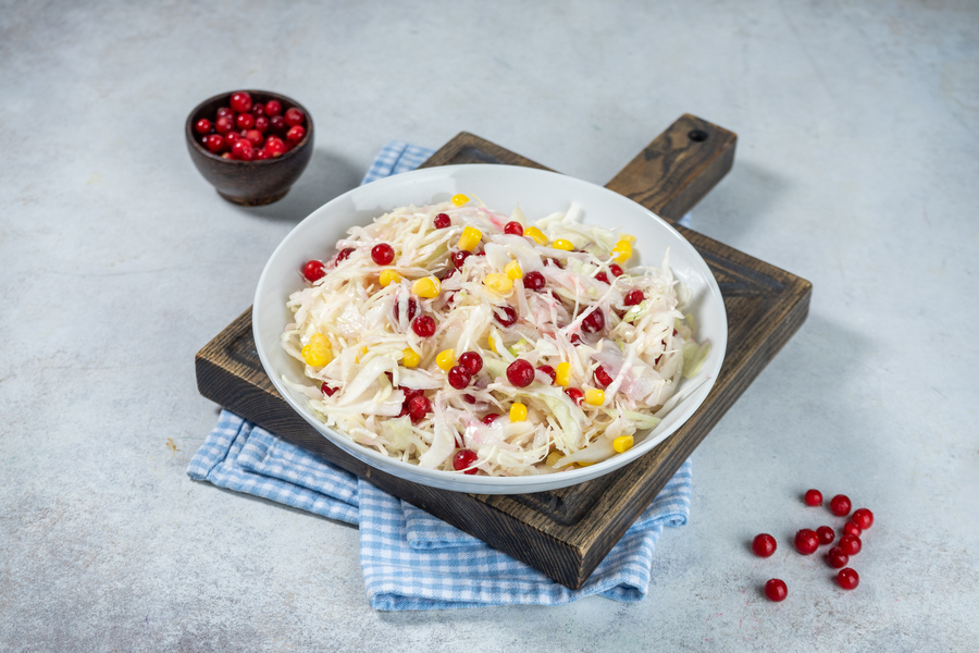 Салат из свежей капусты с брусникой