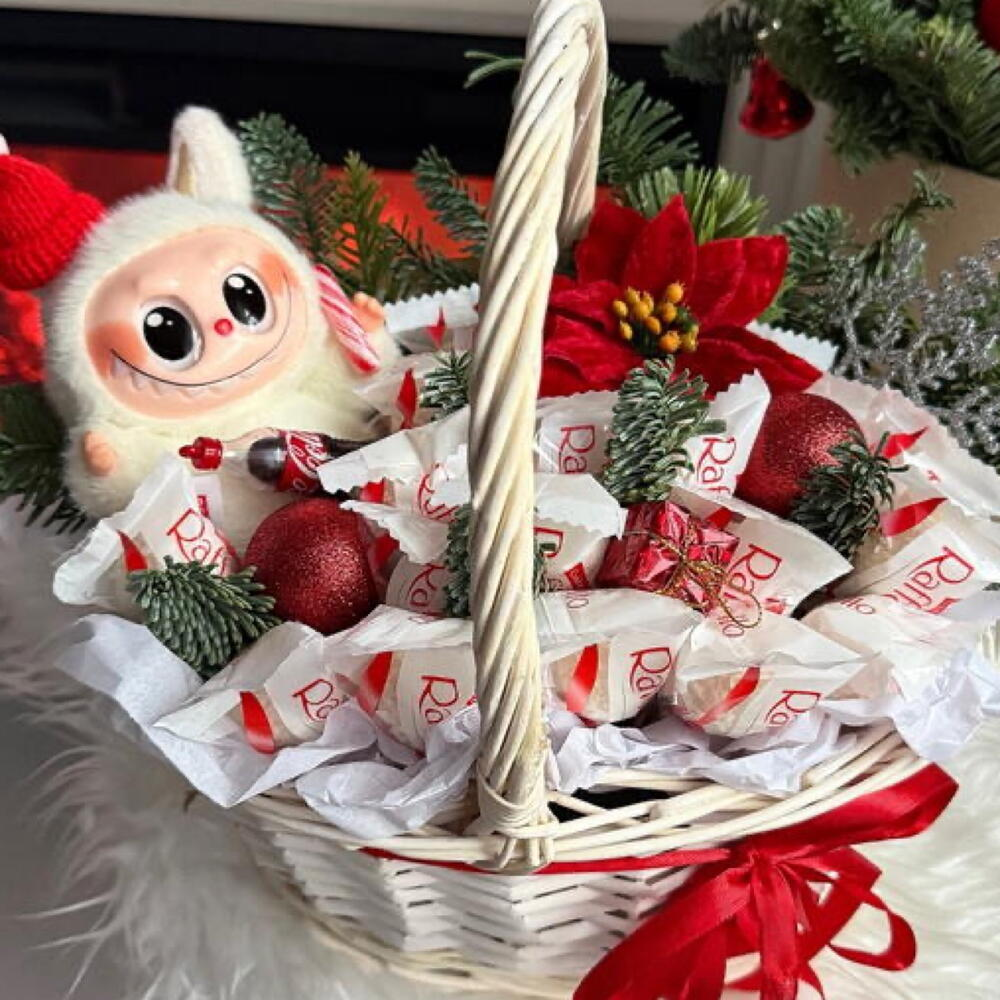 Корзинка сладостей с Рафаэлло и игрушкой