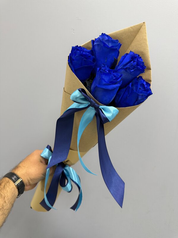 5 синих роз в крафте