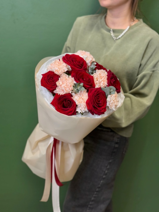 Букет с красными розами и кремовыми диантусами с эвкалиптом