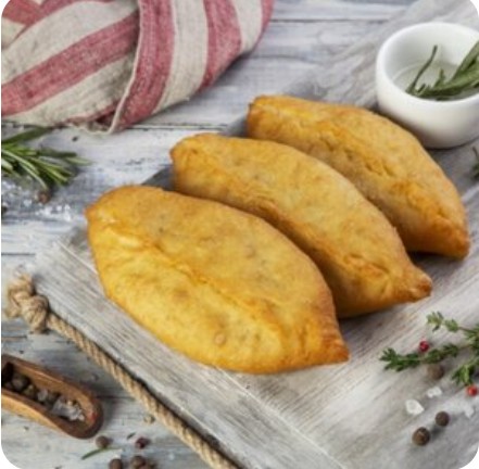 Пирожок с луком и яйцом