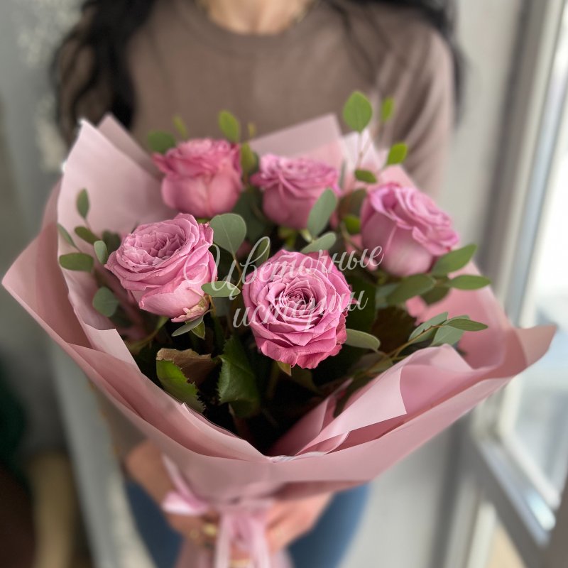 Букет из 5 роз с эвкалиптом