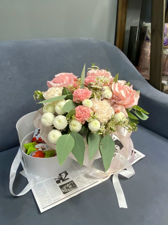 Композиция сюрприз из сладостей и цветов