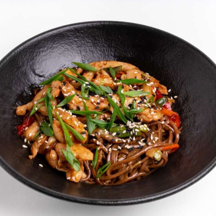 WOK соба с курицей