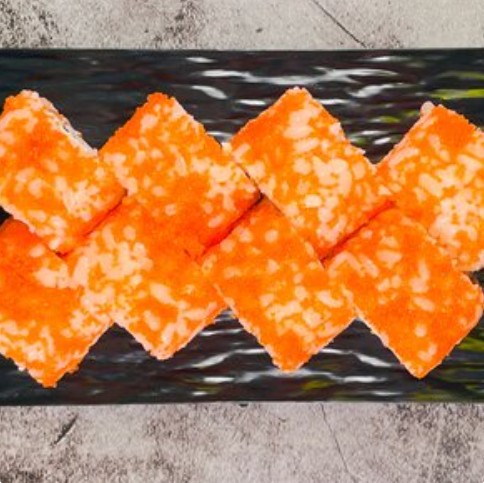 Ролл с масагой, угрем, сыром и маринованным дайконом