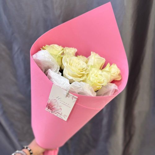 Букет из белых роз в розовой упаковке