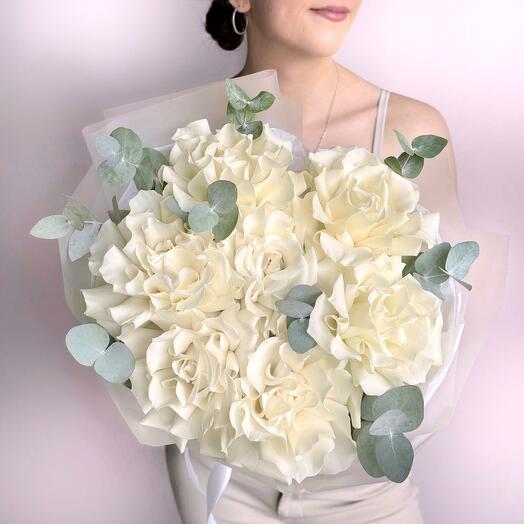 Воздушный букет белая французская роза и эвкалипт