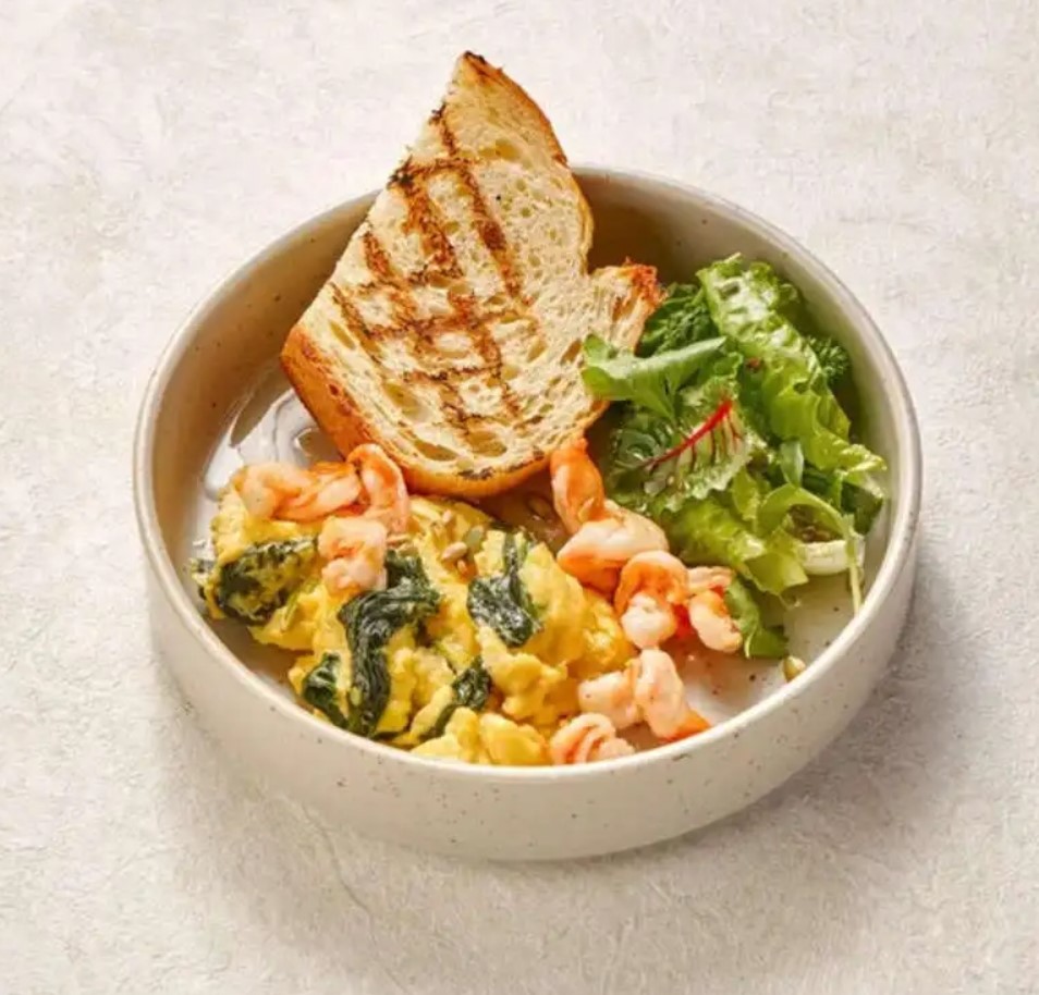 Шпинатный скрембл с креветками