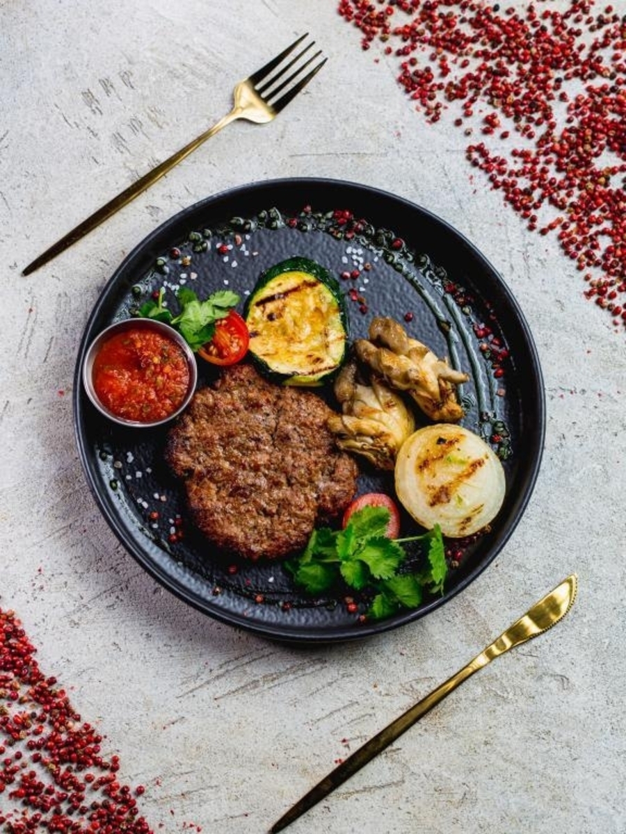 *Бифштекс говяжий с шампиньонами