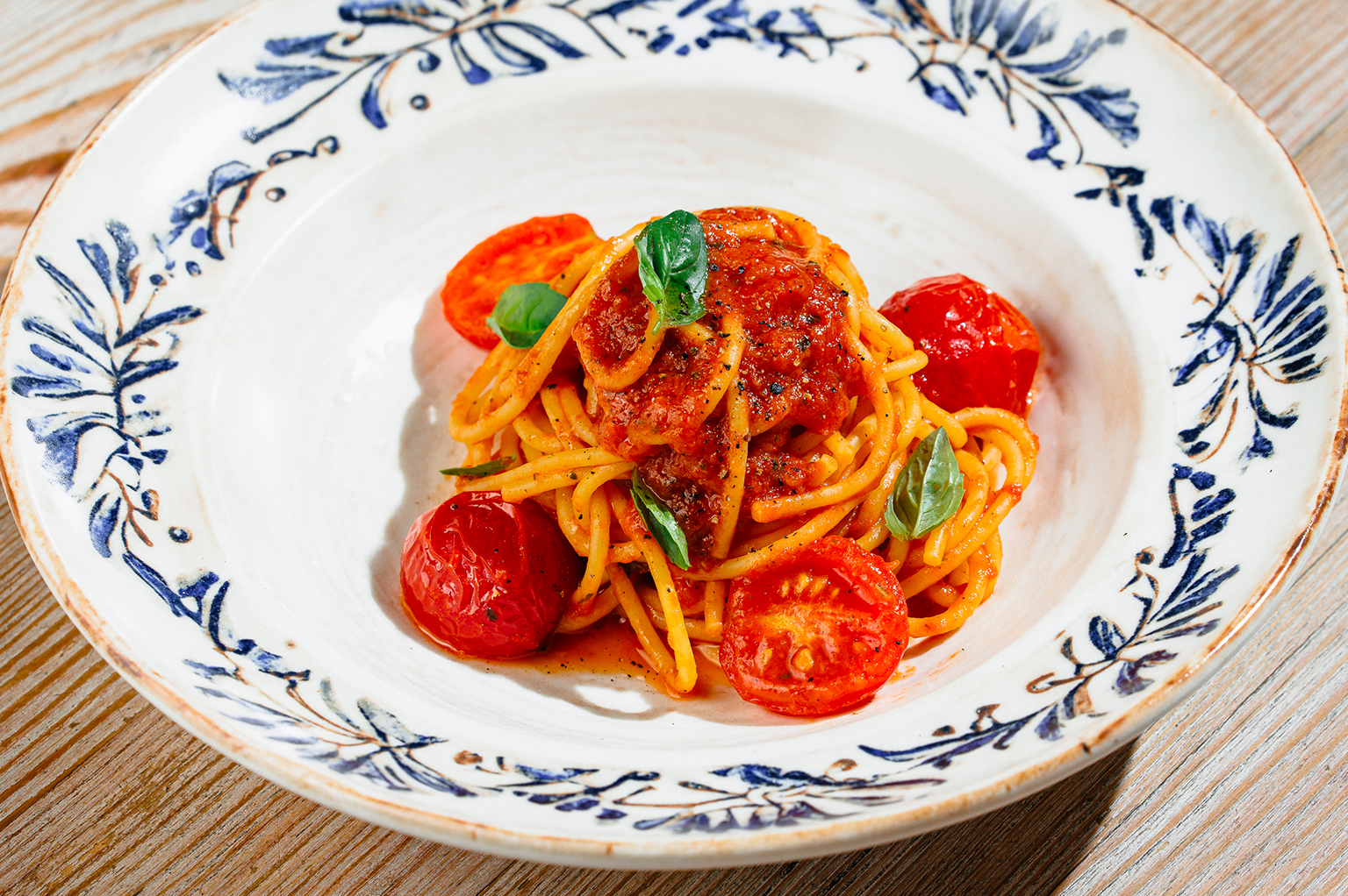 Спагетти в соусе из сладких томатов