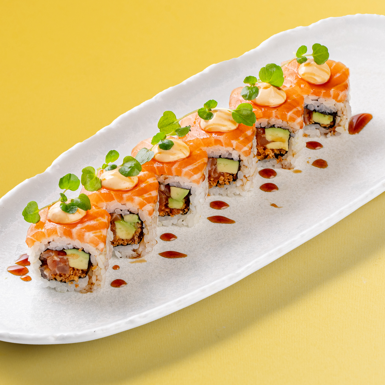 Ролл с лососем, авокадо и соусом юдзу