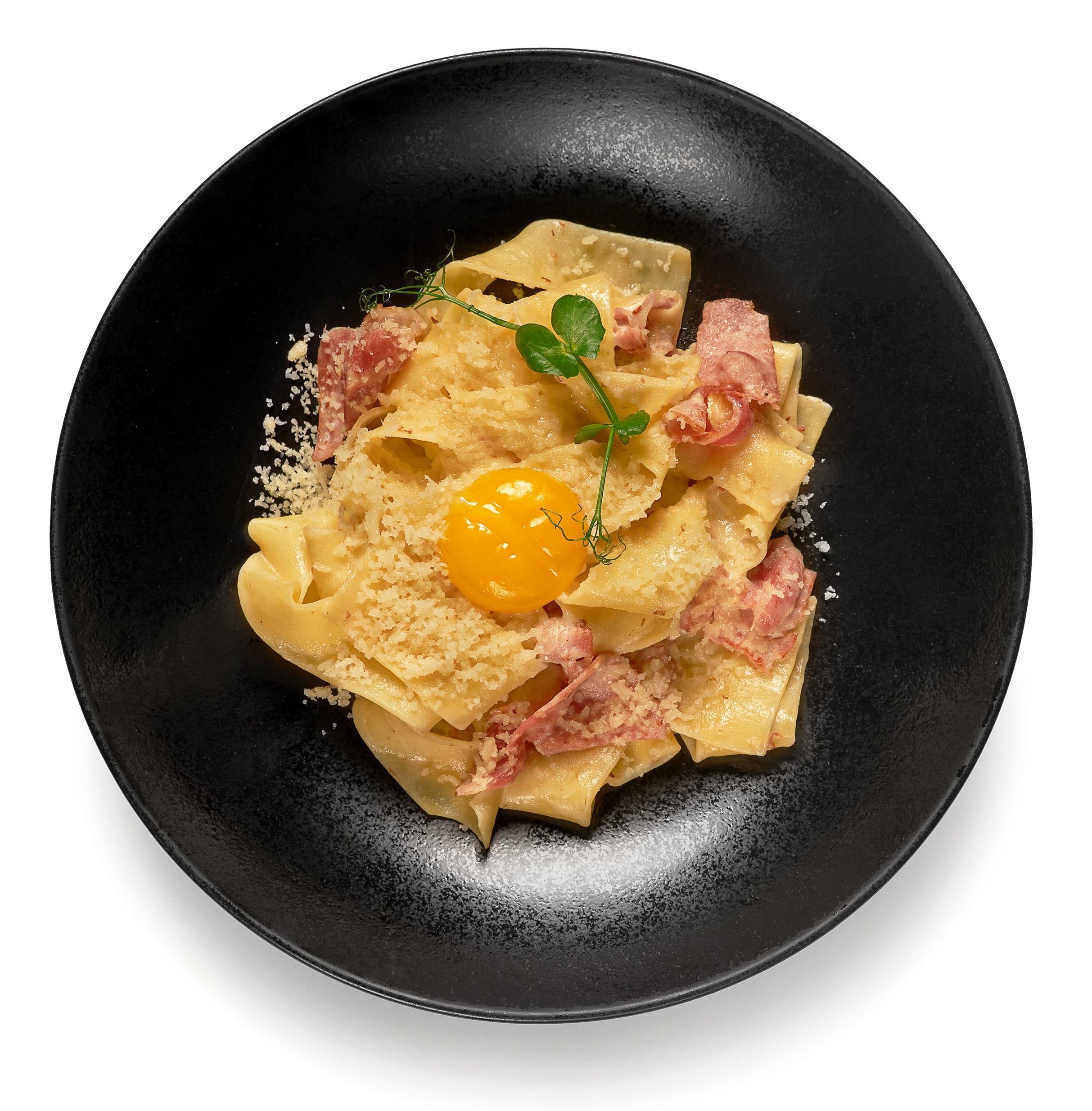 Карбонара с копченой грудинкой и яйцом