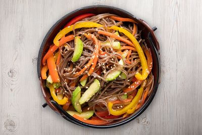 Wok гречневая с овощами