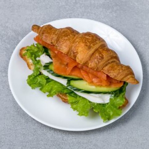Круассан с семгой и сливочным сыром