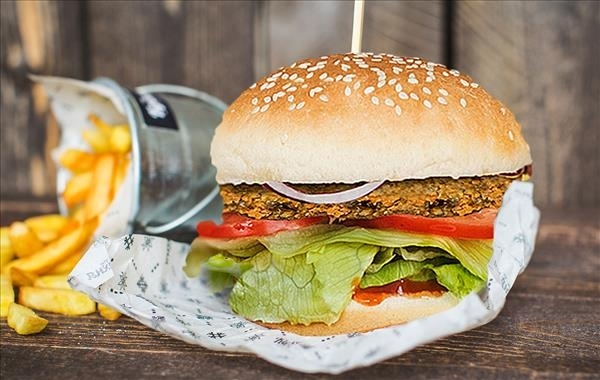 Vegan бургер с хумусом и огурцом