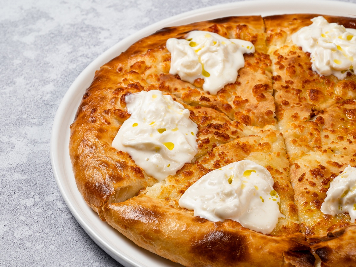 Хачапури со Страчателлой и трюфельным маслом