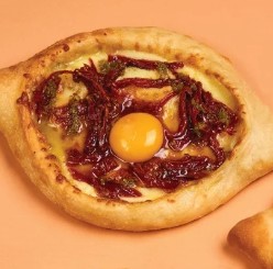 Хачапури по-аджарски с вял. помидорами