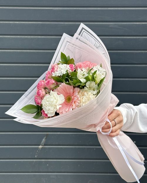 Из кустовых роз, герберов и диантусов