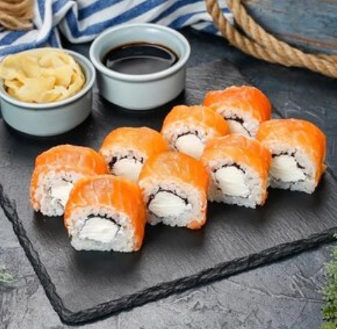 Ролл Филадельфия суши с Императорским лососем
