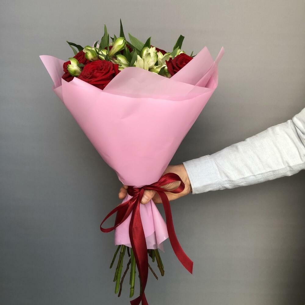 Яркие розы с альстромериями