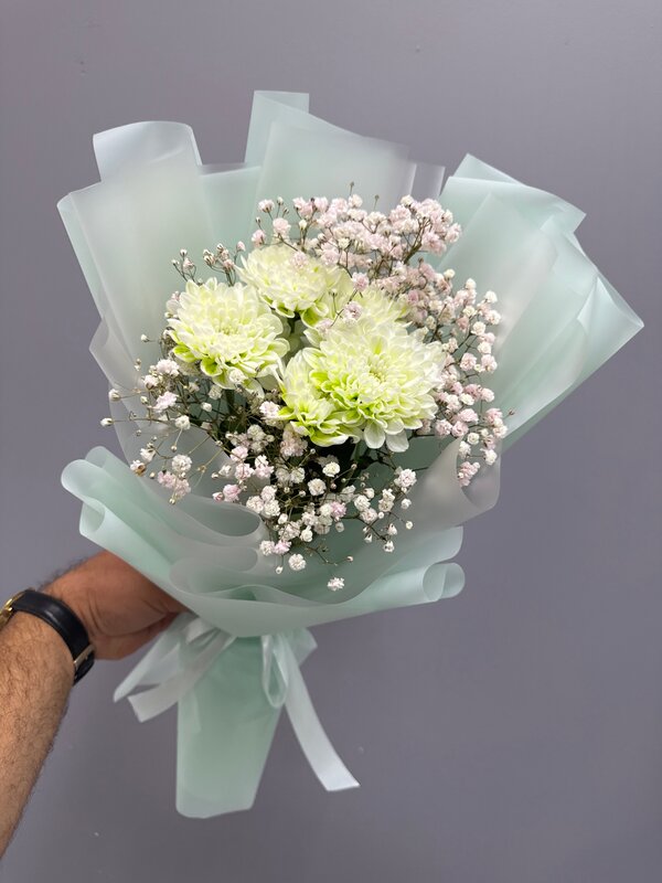 Букет из хризантемы с гипсофилой в упаковке