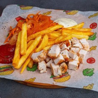 Шаурма на тарелке с курицей