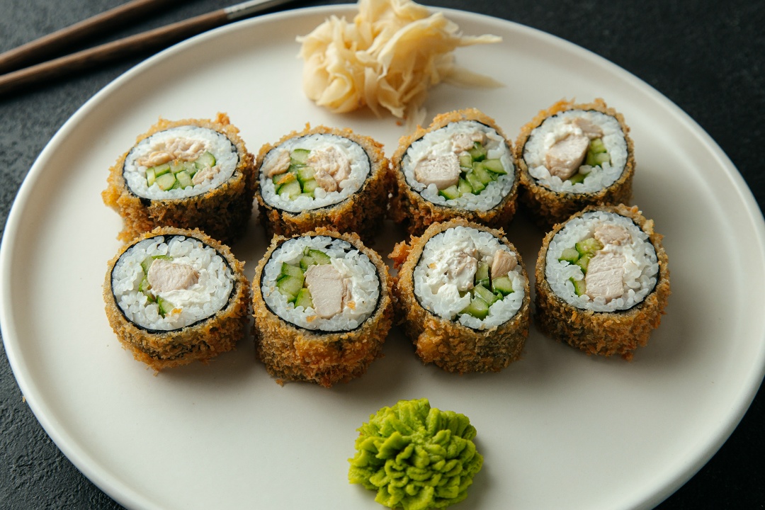 Жареный ролл с курицей