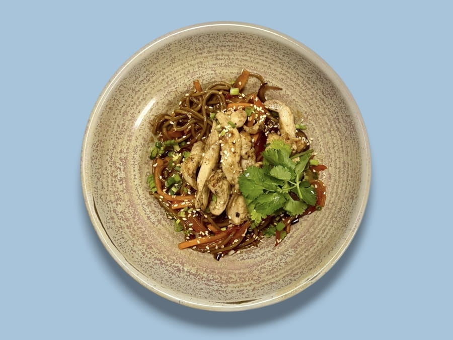 Wok соба с курицей