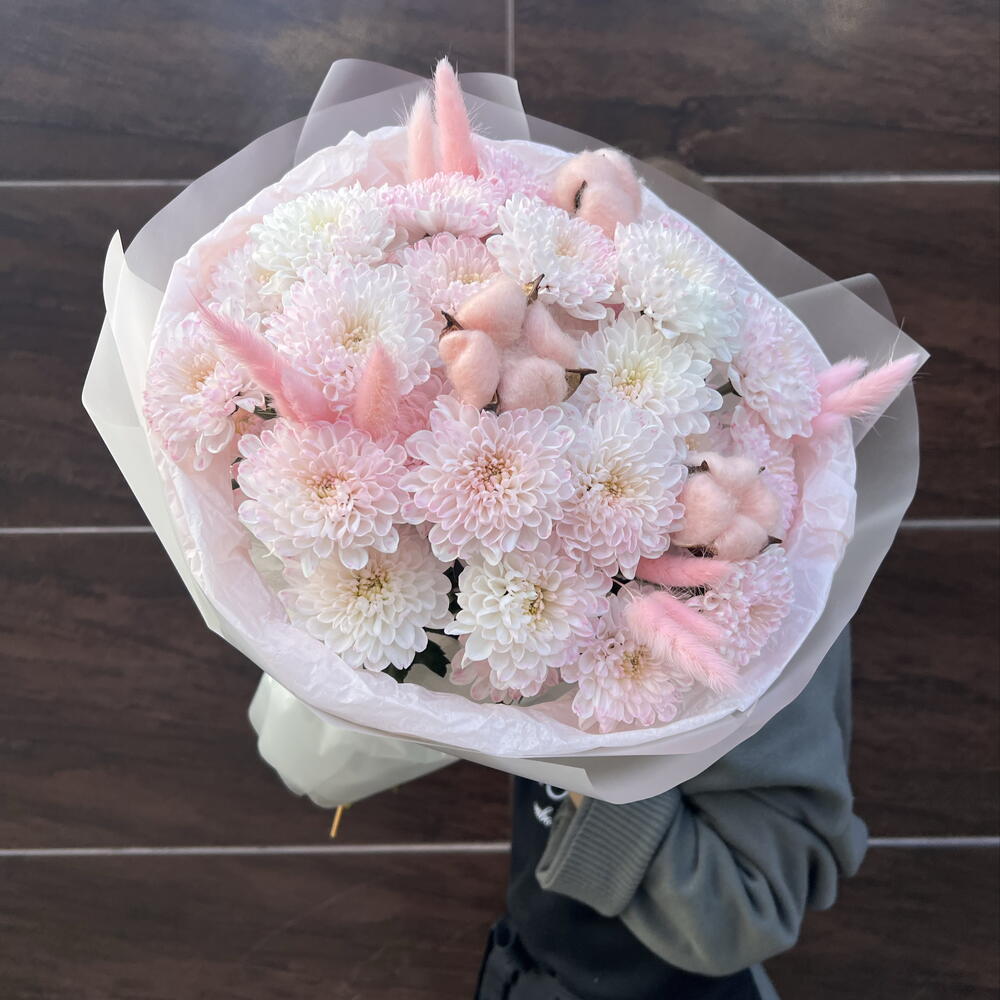 Воздушный букет из кустовой хризантемы, хлопка и лагуруса