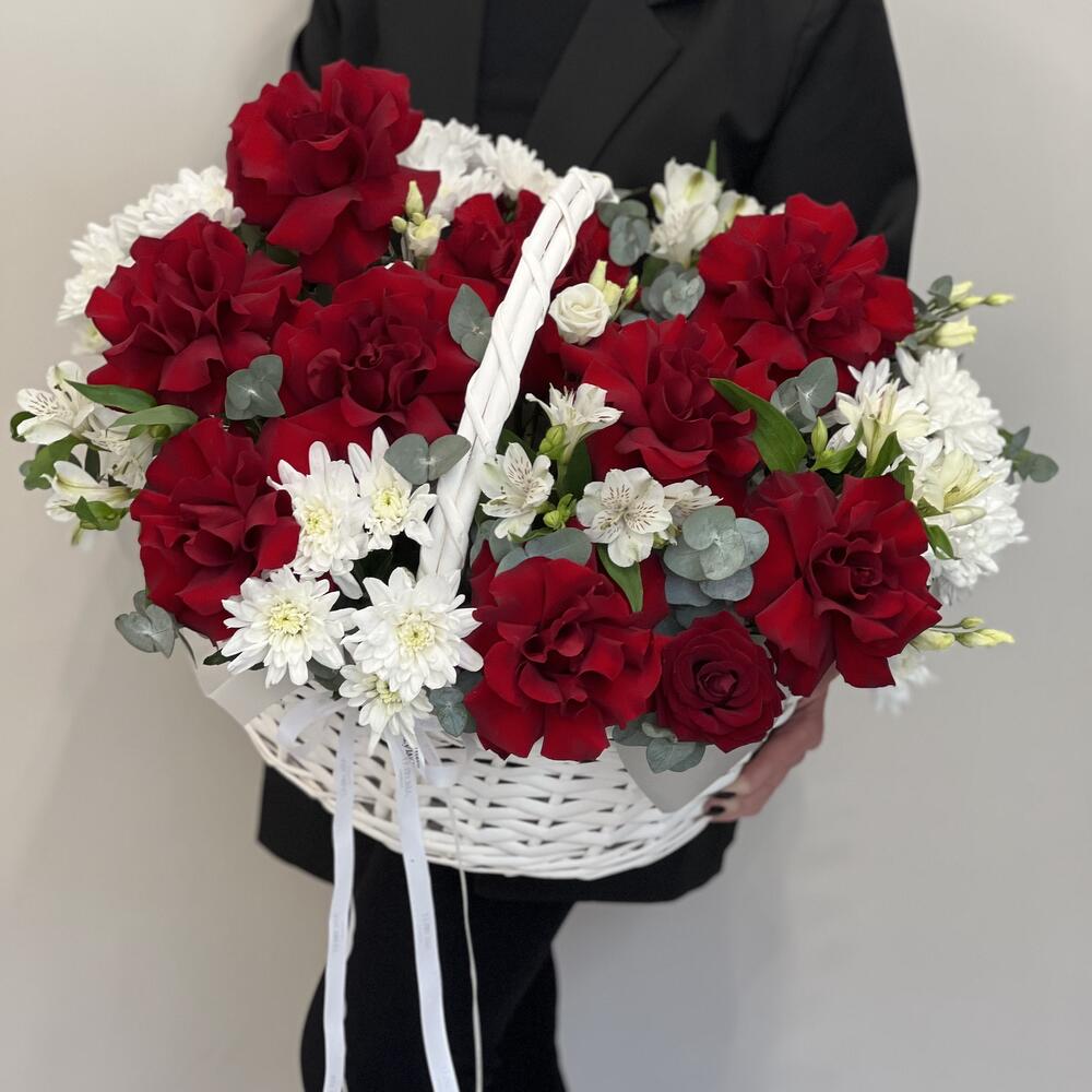 Корзина с цветами, французские розы